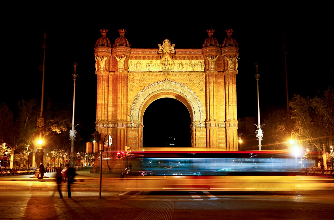 Un bus passant per davant l'Arc de Triomf