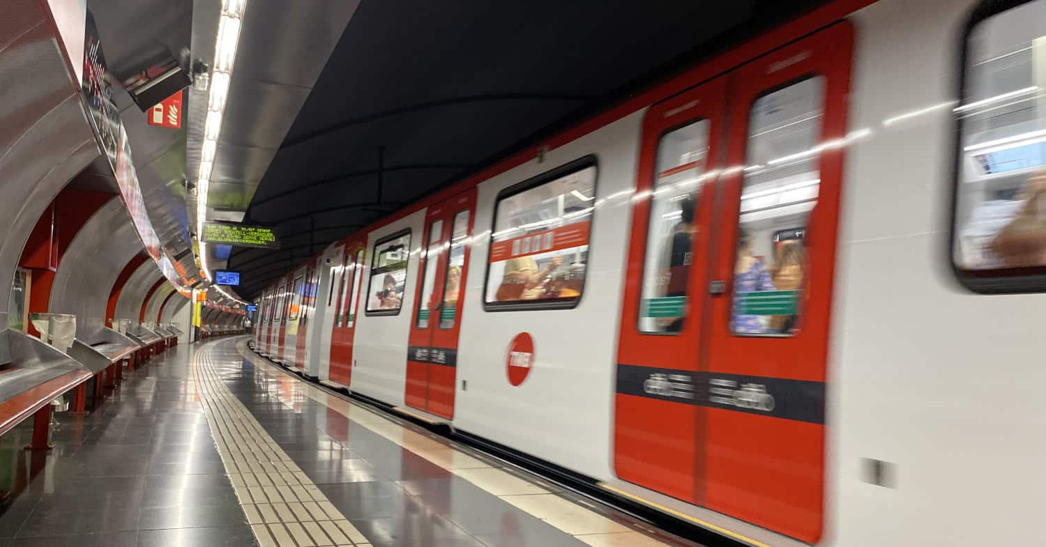 Discover the 5 reasons to travel by public transport in Barcelona