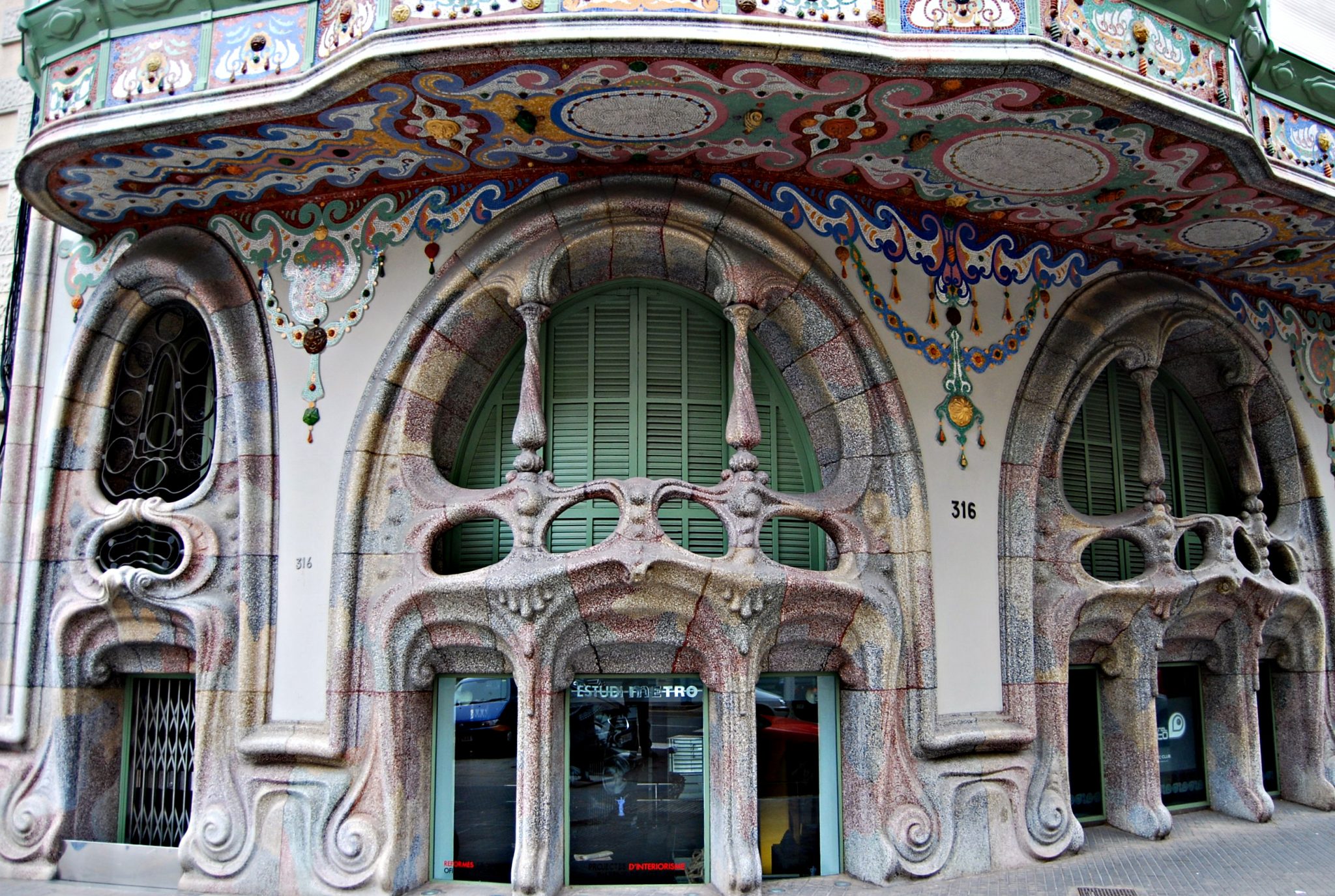 Las fachadas más singulares de Barcelona para turistas curiosos