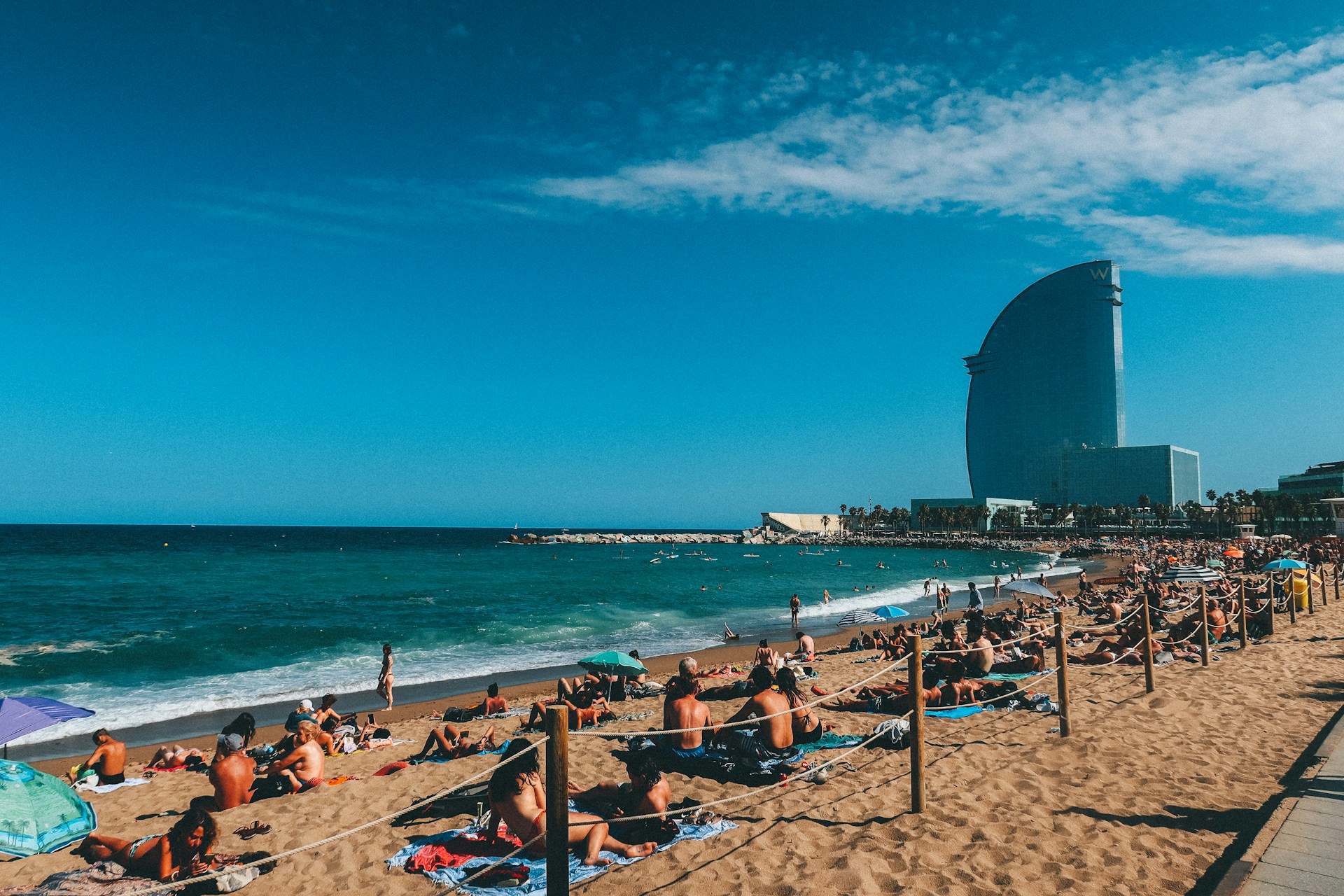 Refresca’t a Barcelona: refugis climàtics i consells per viure l’estiu amb calma