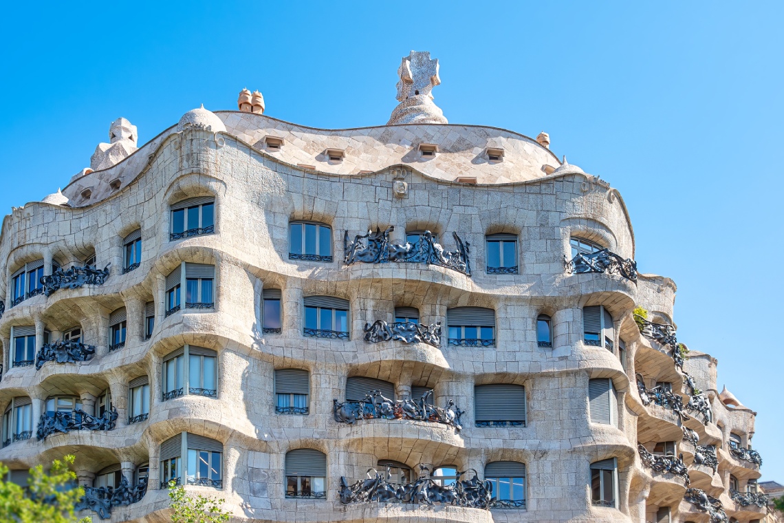 Vista frontal de la Pedrera uno de los edificios modernistas que no puedes perderte si visitas Barcelona en tres días..