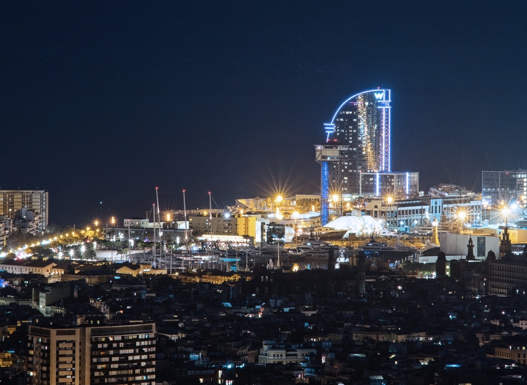 Vista aèria del litoral de Barcelona de nit. Una zona que convida a bucar-hi plans per fer després del Mobile World Congress.