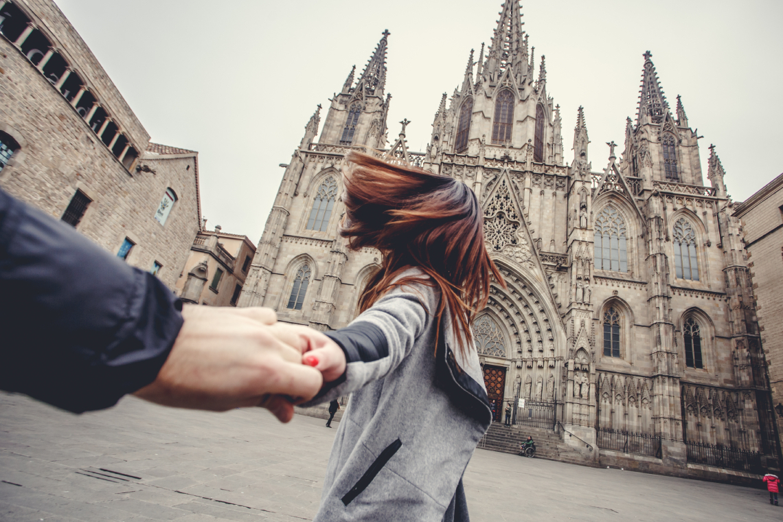 Pareja de la mano en la Catedral de Barcelona