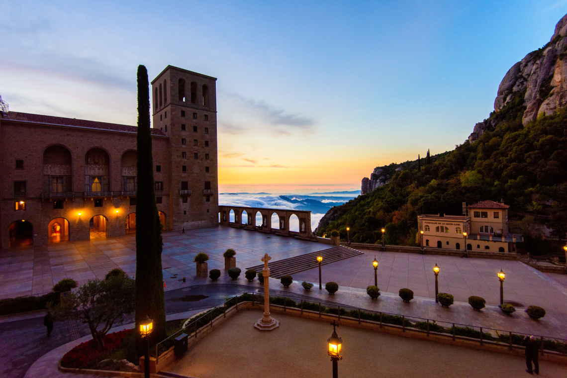 Imatge de la plaça del monestir de Montserrat al cap vespre