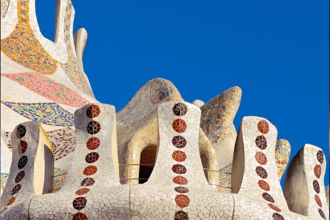 Imatge de la façana d'un edifici d'estil modernista de colors