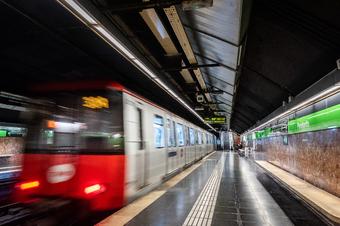 Metro de Barcelona entrant a una parada de la línia verda