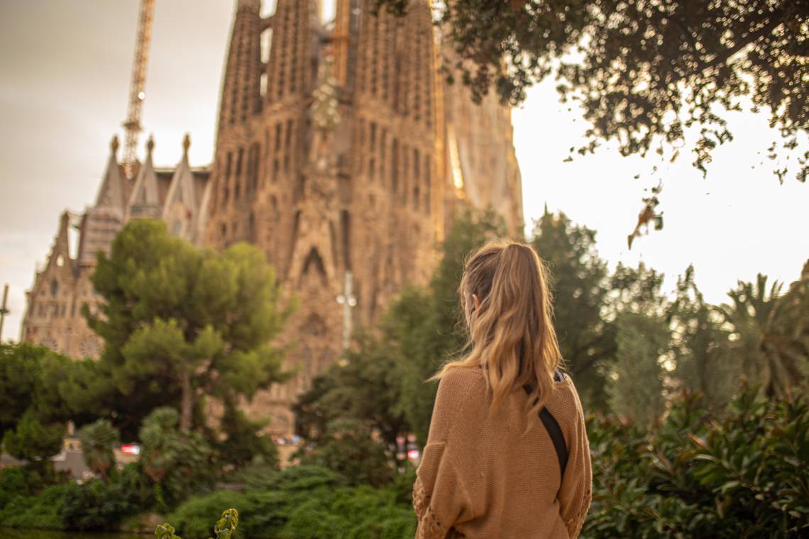 Noia mirant la Sagrada Família