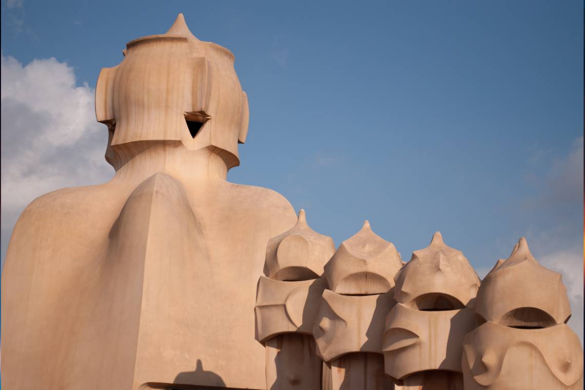 Les xemeneies més famoses de Gaudí, retorçades sobre el cel blau