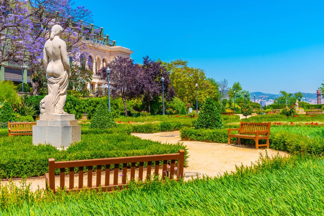Banc davant d'una escultura a un jardí.