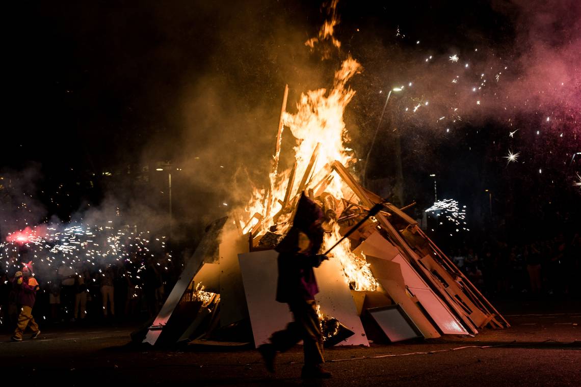 Imatge d'una foguera a la platjaper una festivitat de Sant Joan a Barcelona