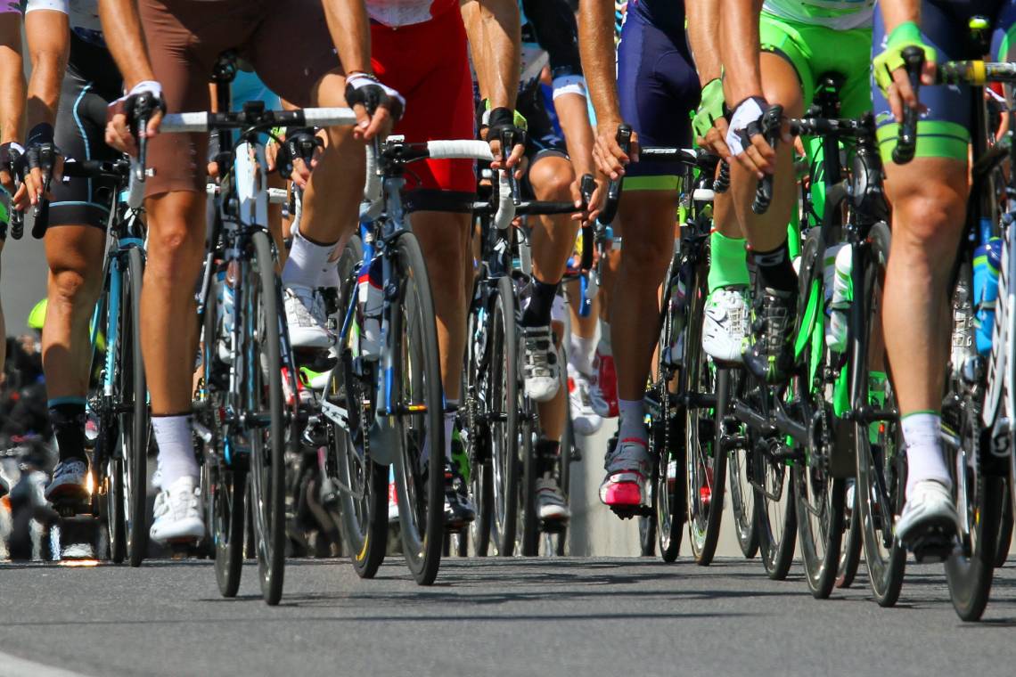 Imatge de molt de prop dels ciclistes començant la cursa