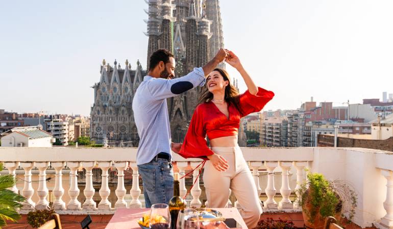 Una pareja bailando delante de la Sagrada Família.