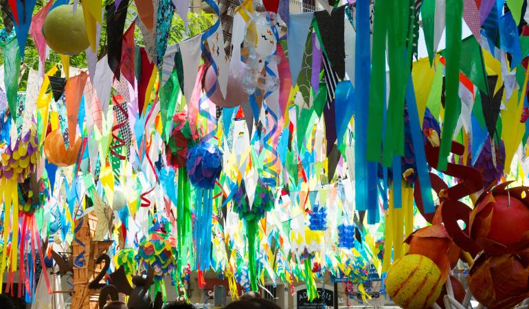 Decoracions de colors que pengen dels arbres