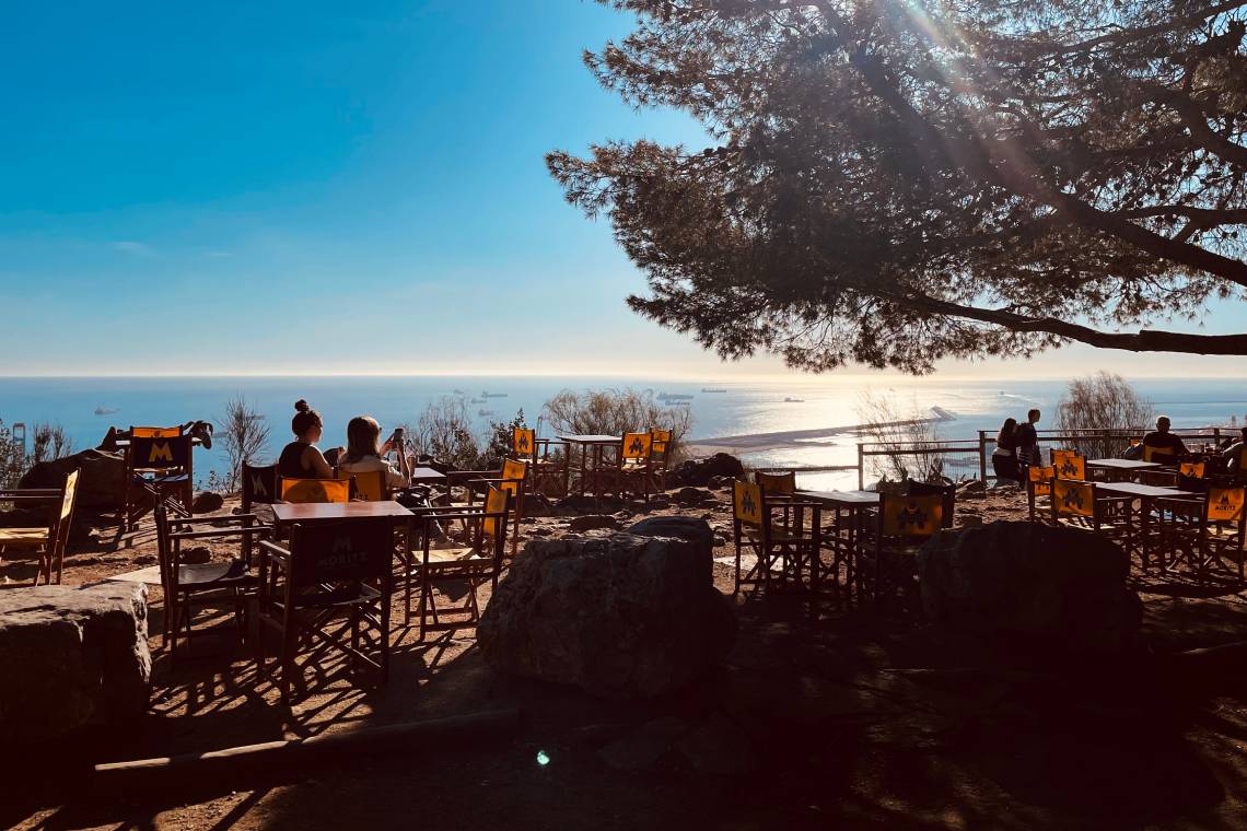 Mirador amb una terrassa i cadires amb vistes al mar