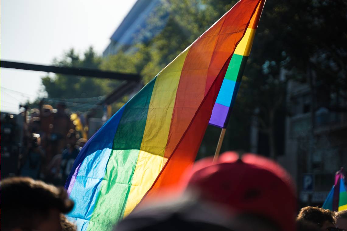 Bandera LGTBIQ+ ondeando en las manifestaciones del Pride en Barcelona