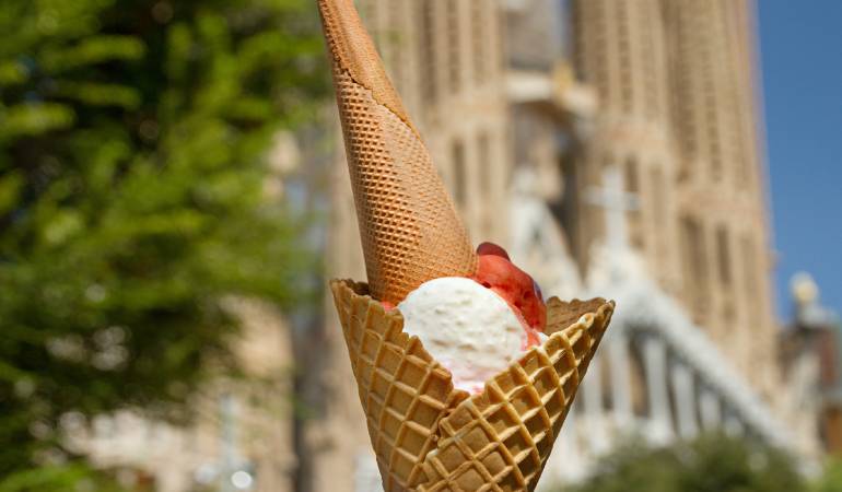 Cucurutxu de gelat de nata i gerds davant de la Sagrada Família.