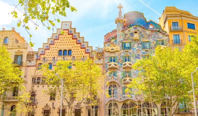 Imatge dels edificis modernistes de Passeig de Gràcia. S'hi veuen la casa Batlló i la Casa Ametller.