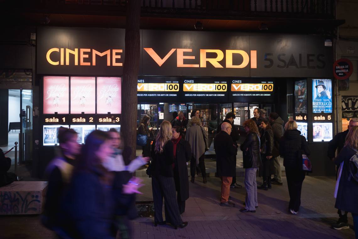Imatge de l'entrada dels cinemes Verdi, la gent entra ordenadament per veure pel·lícules en versió original a Barcelona.