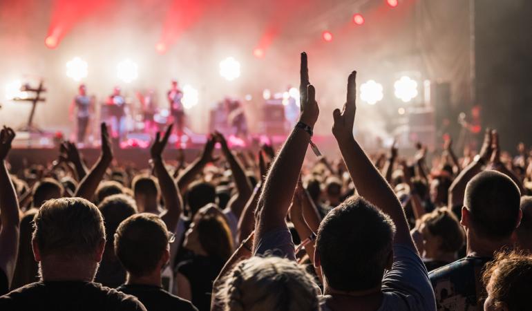 Públic gaudint d'un concert a Barcelona per la Mercè.