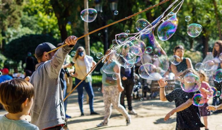 Home fent bombolles al parc de la Ciutadella.