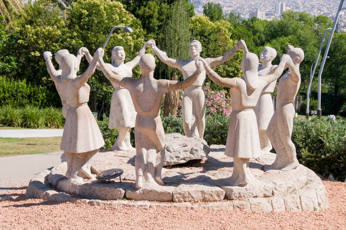 Imagen de una escultura en honor a las sardanas