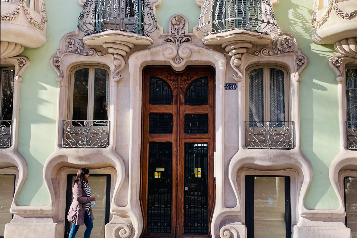 Imatge del portal d'una casa modernista.