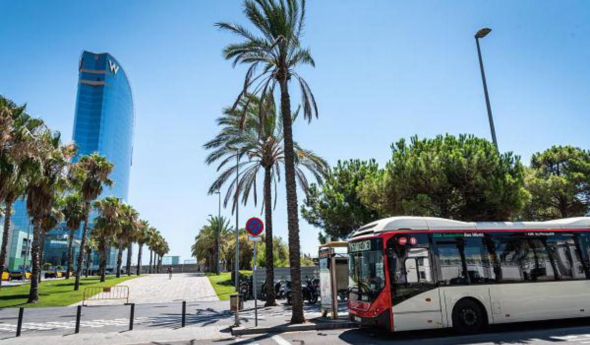 Un bus de TMB circulando delante del Hotel W