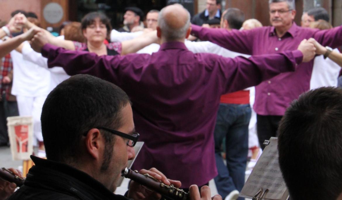 Un grupo de personas bailando una sardana