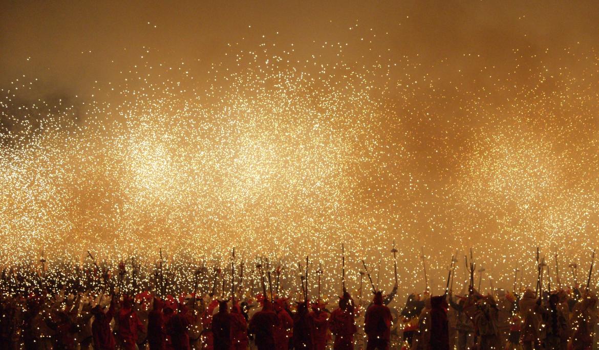 Primer plano de un correfoc al carrer