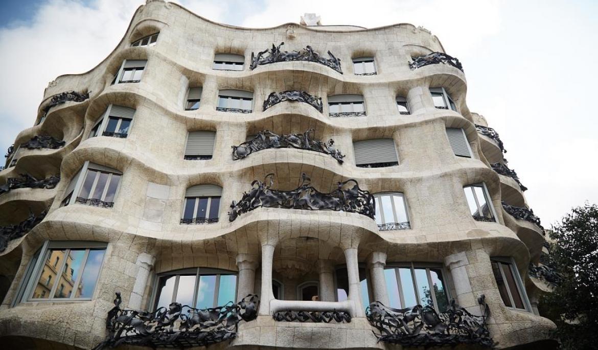 Façana de la Casa Milà, anomenada popularment 'La Pedrera'.