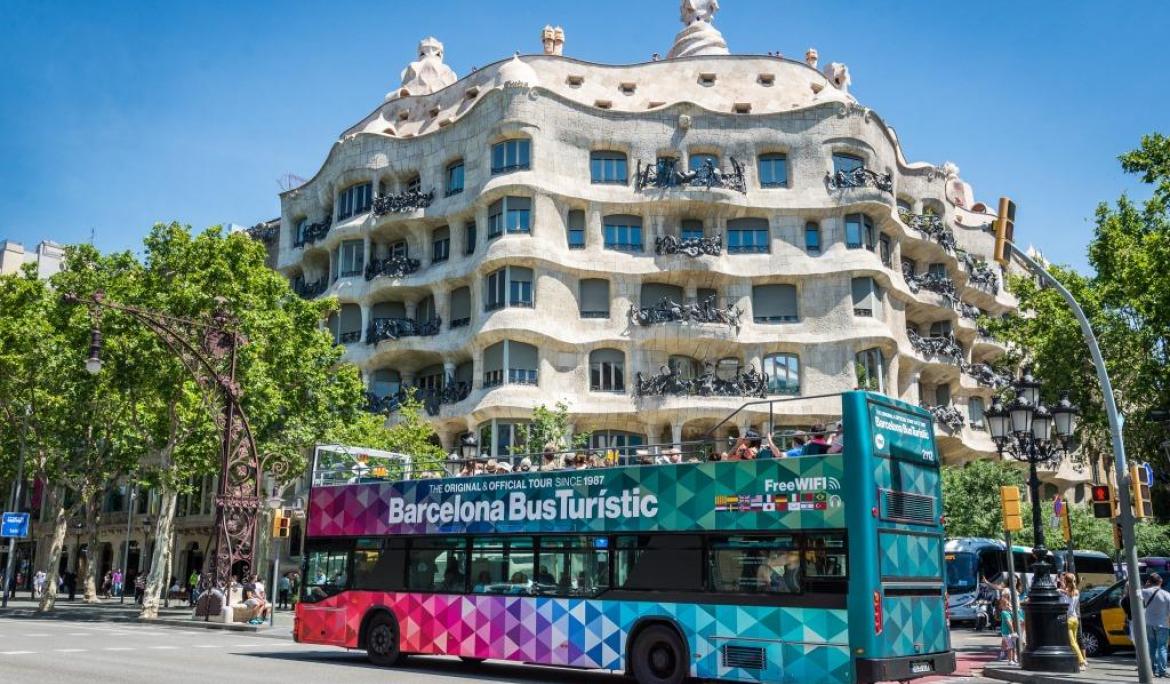 El bus turístic passant per davant de La Pedrera