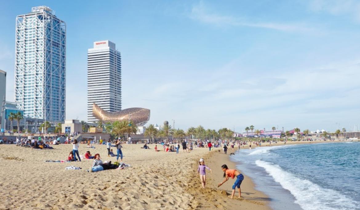 Visit the beaches with metro and bus! / Photo: TMB