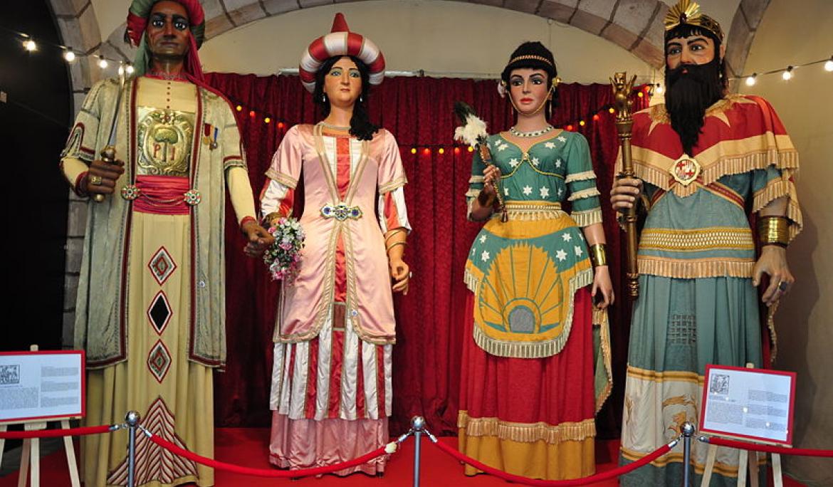 ' Gegants del Pi i Santa Maria del Mar' expuestos en el Palau de la Virreina / Foto: Vcarceler a la Wikimedia Commons