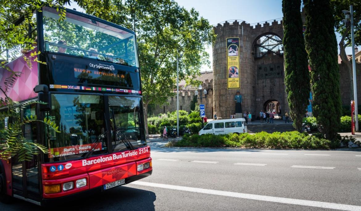El Barcelona Bus Turístico delante El Poble Espanyol / Foto: TMB