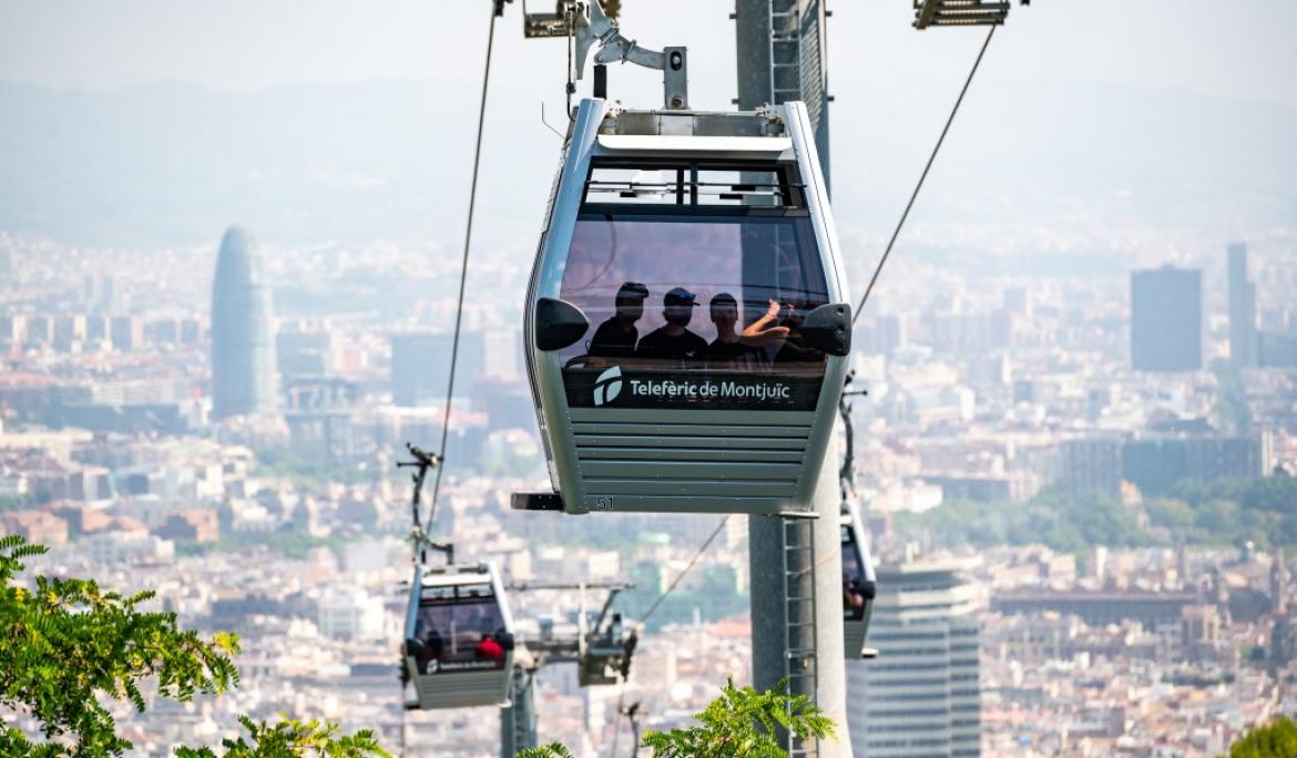 Imagen de una cabina del Teleférico de Montjuïc y la Torre Agbar al fondo / Foto: TMB