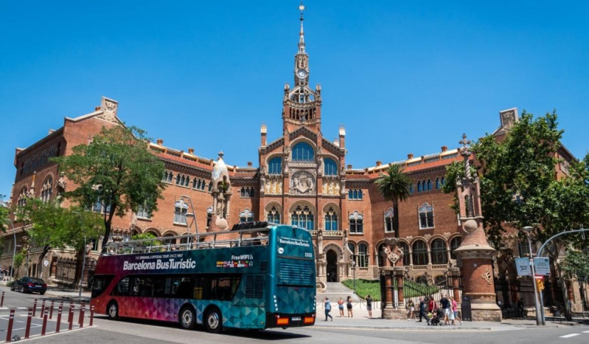 El Barcelona Bus Turístic pasando por el Recinto Modernista de Sant Pau / Foto: TMB