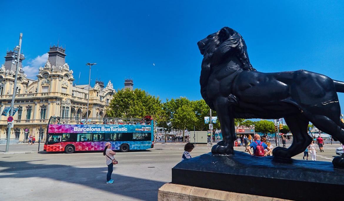 El Barcelona Bus Turístic al final de La Rambla