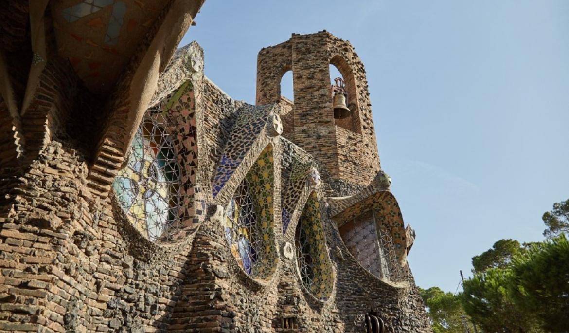 La Colònia Güell, uno de los mejores ejemplos de la arquitectura religiosa gaudiniana / Foto: TMB