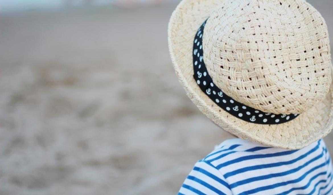 Un passeig a la vora del mediterrani construint castells de sorra