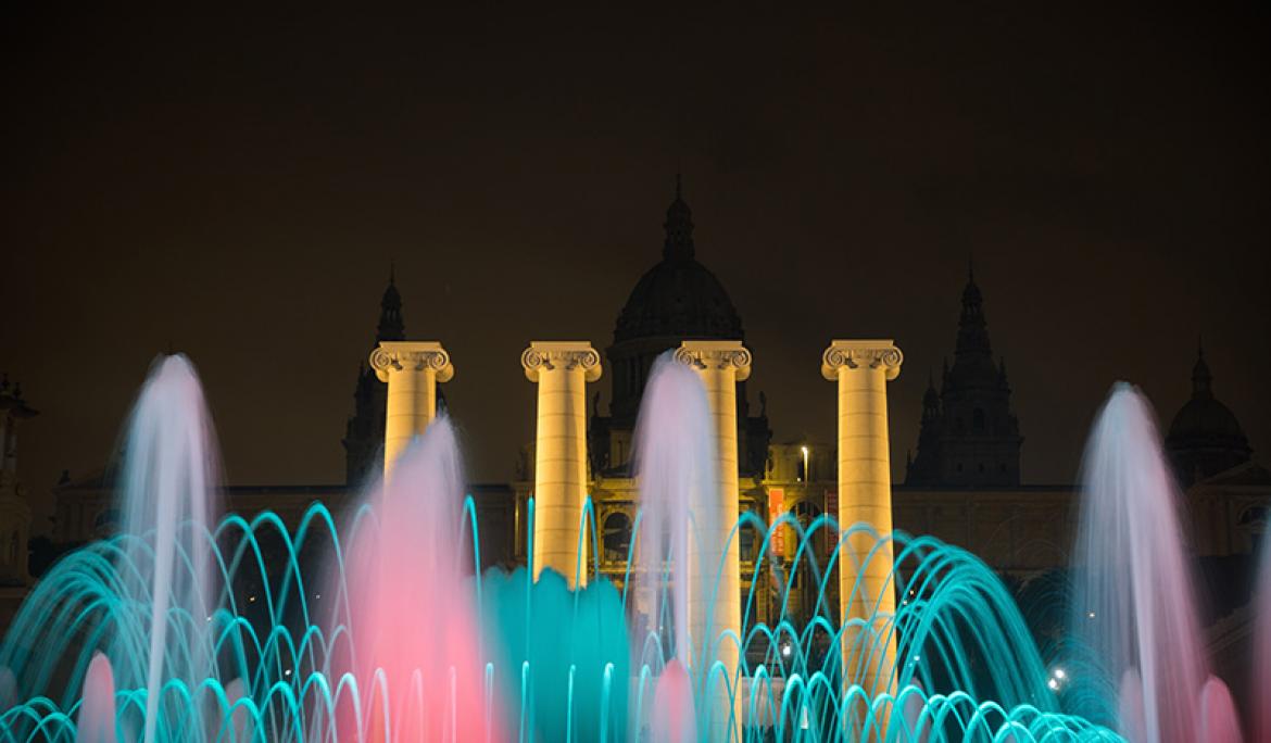 La Font Màgica de Montjuïc, que combina moviments d'aigua amb música, llums i colors