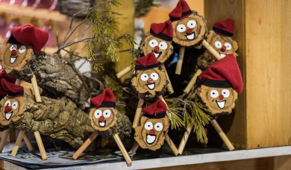 Primer plano de un grupo de tions en una fira de Nadal / Foto: TMB