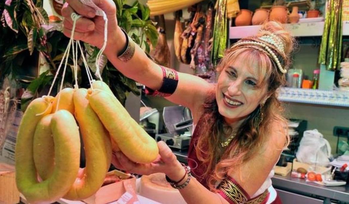 Venedora d'un mercat ensenyant una botifarra d'ou / Foto: Ajuntament de Barcelona