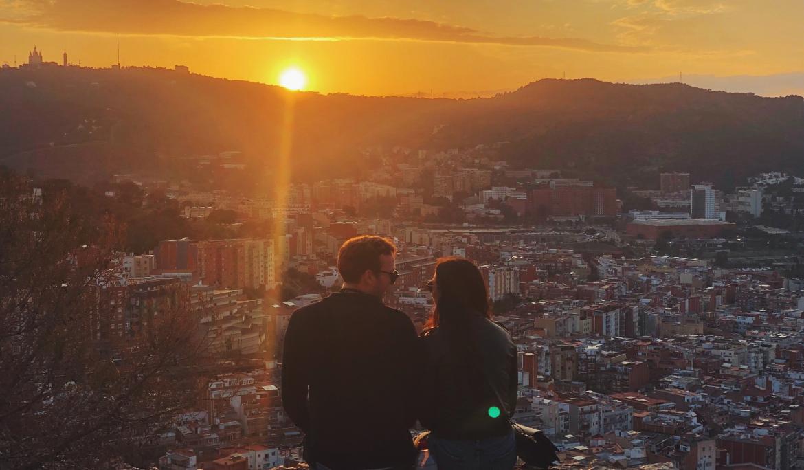 Pareja de espaldas observando una puesta de sol