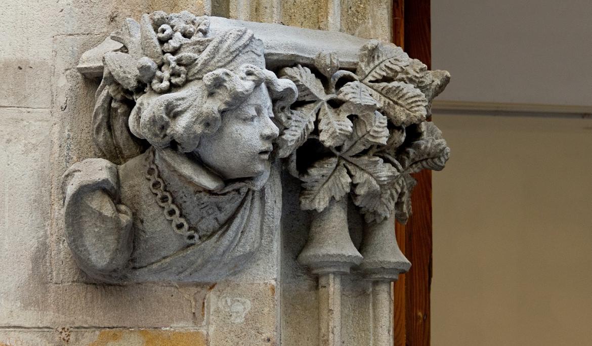 Decoració al dintell d'una porta