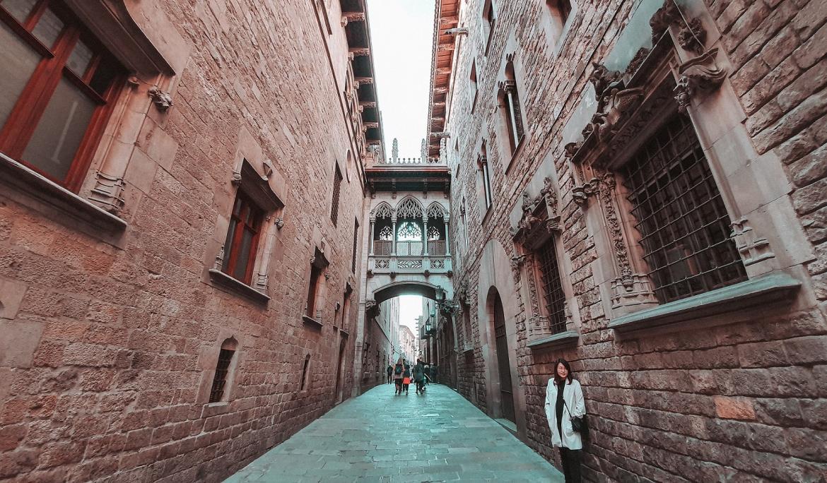 Perspectiva del puente neogótico de la calle del Bisbe mirando hacia la plaza Sant Jaume