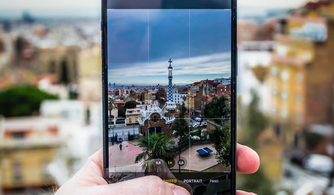 Foto de una pantalla de móvil que, a su vez, está haciendo una foto al Park Güell