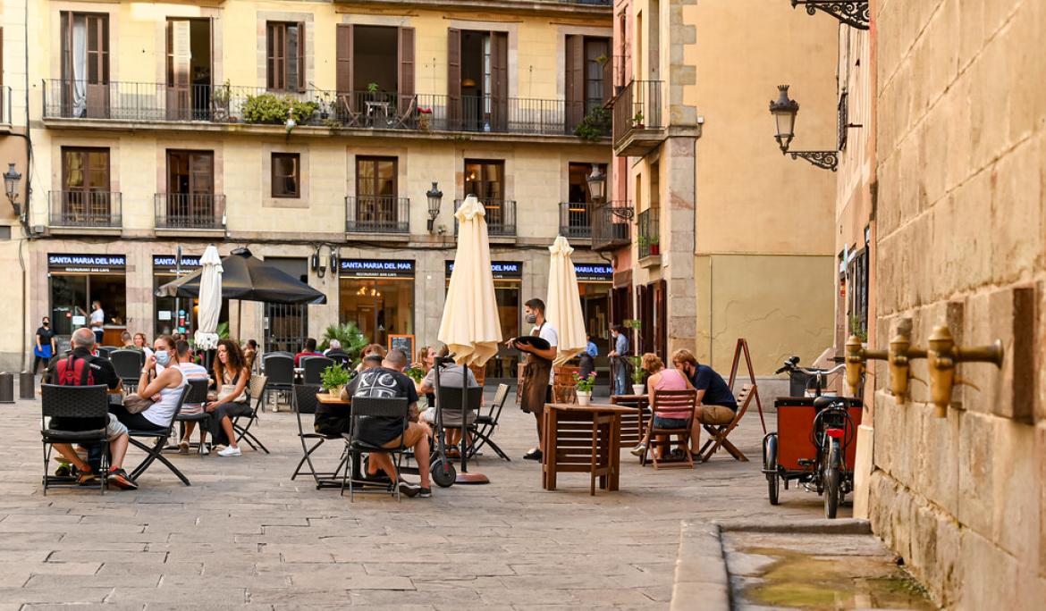 Vista d'una terrassa d'un bar a una plaça del barri del Born