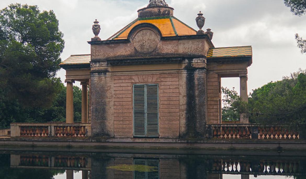 Reflejo del pabellón de Carlos IV del Laberinto de Horta en el estanque de delante