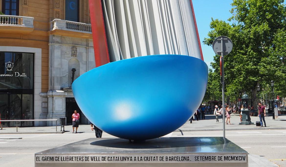 “Monument al llibre”, de Joan Brossa i Josep Pla-Narbon / Foto: tgrauros via Visualhunt
