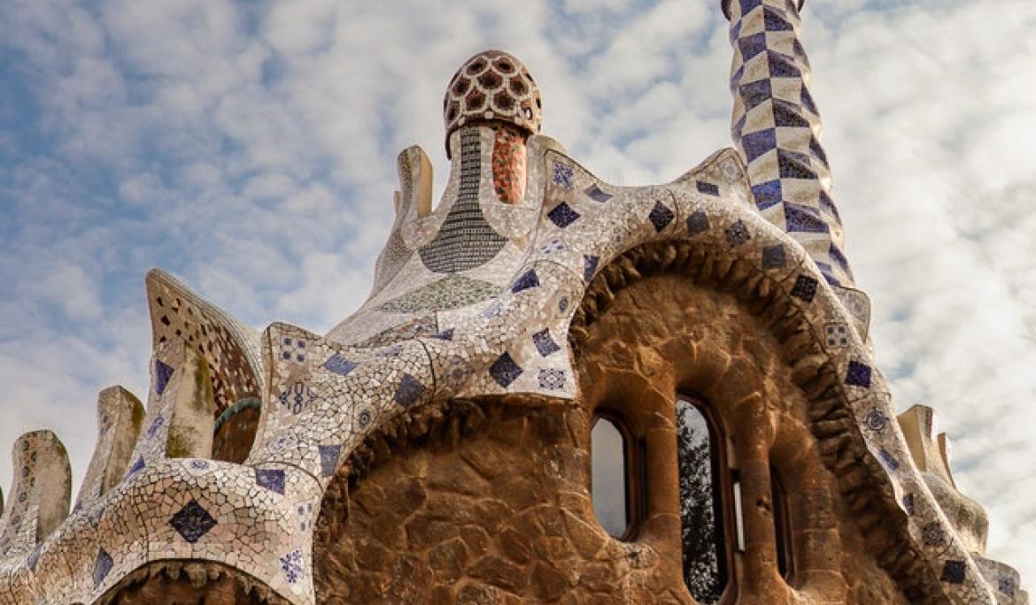 Detall de la coberta d'un dels pavellons d'accés al Park Gúell